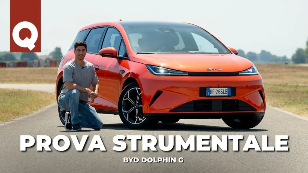 Vista frontal del coche compacto BYD Dolphin G circulando durante las pruebas dinámicas.