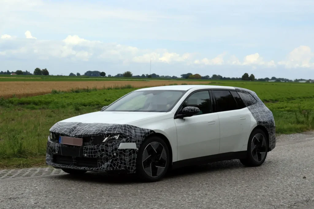 Prototipo del BMW i3 Touring eléctrico realizando pruebas en el circuito de Nürburgring.