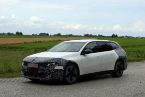 Prototipo del BMW i3 Touring eléctrico realizando pruebas en el circuito de Nürburgring.