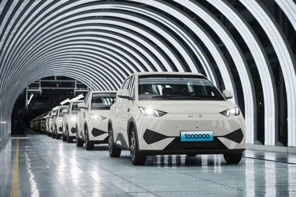 Fila de coches eléctricos chinos desembarcando en un puerto comercial de Australia.