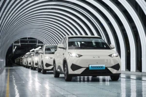 Fila de coches eléctricos chinos desembarcando en un puerto comercial de Australia.