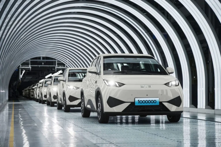 Fila de coches eléctricos chinos desembarcando en un puerto comercial de Australia.