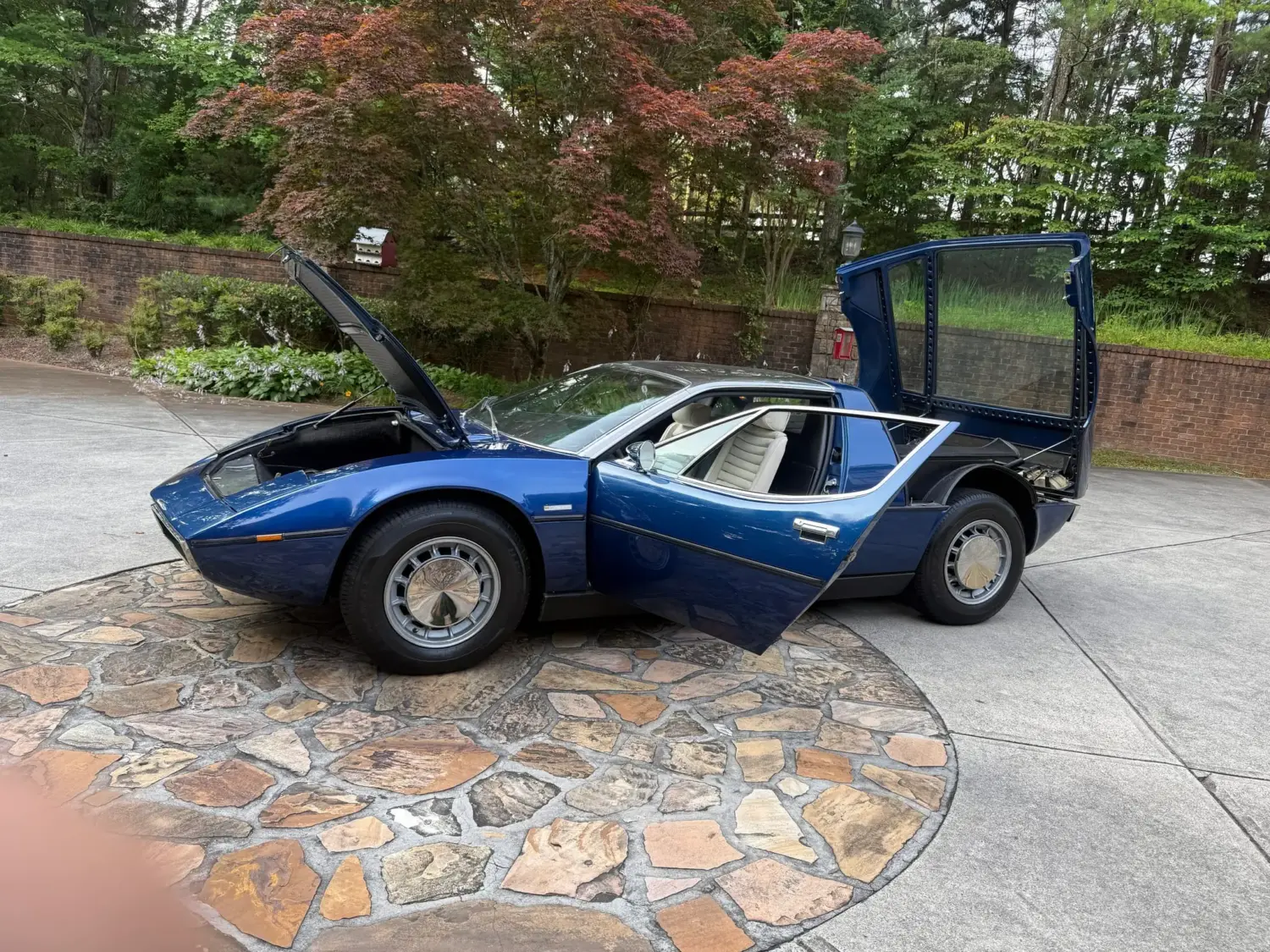Una de las 300 unidades europeas de 1972 con motor V8 llega al mercado de coleccionistas tras décadas conservada