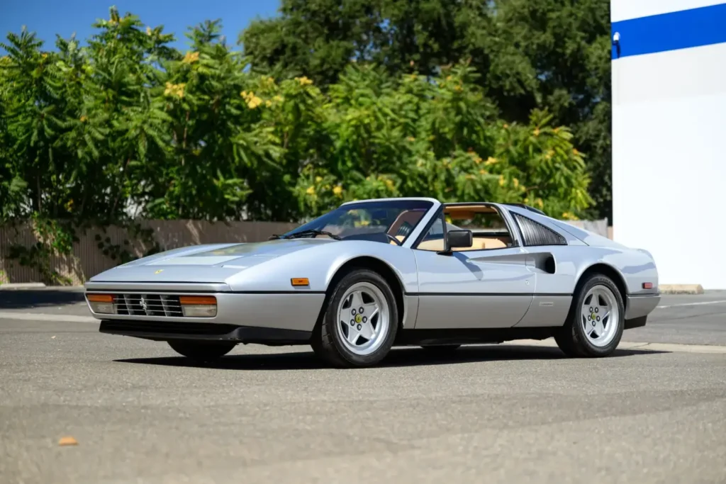 Ferrari 328 GTS de 1987 en color Argento Nurburgring estacionado en una carretera californiana.