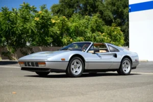 Ferrari 328 GTS de 1987 en color Argento Nurburgring estacionado en una carretera californiana.