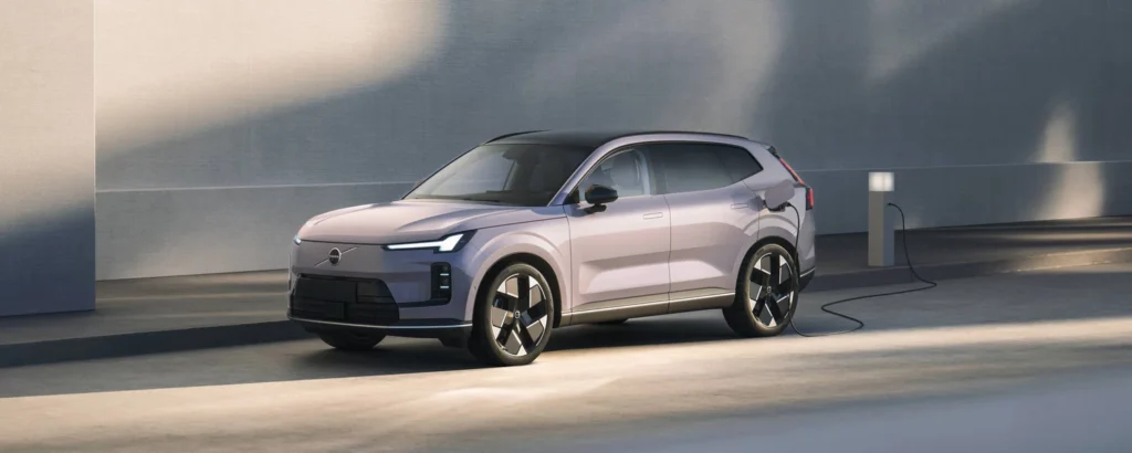 Nuevo SUV con tecnología de híbridos enchufables de Volvo circulando en una carretera de Reino Unido.