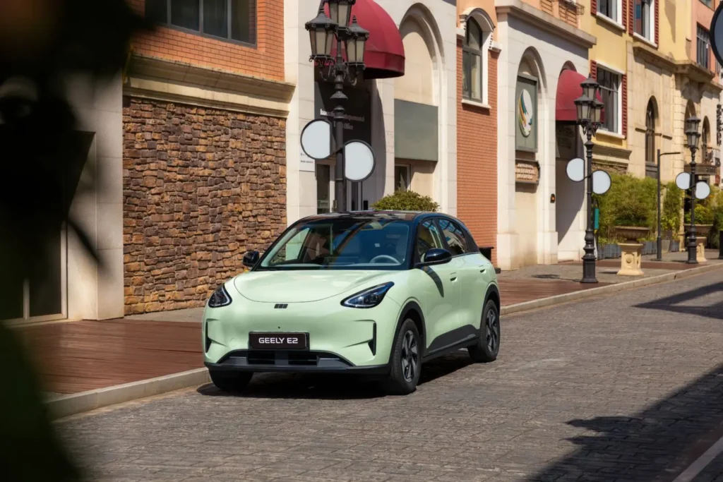 Nuevo Geely E2 España eléctrico en color azul en un entorno urbano.