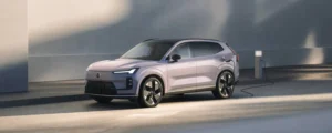 Nuevo SUV con tecnología de híbridos enchufables de Volvo circulando en una carretera de Reino Unido.