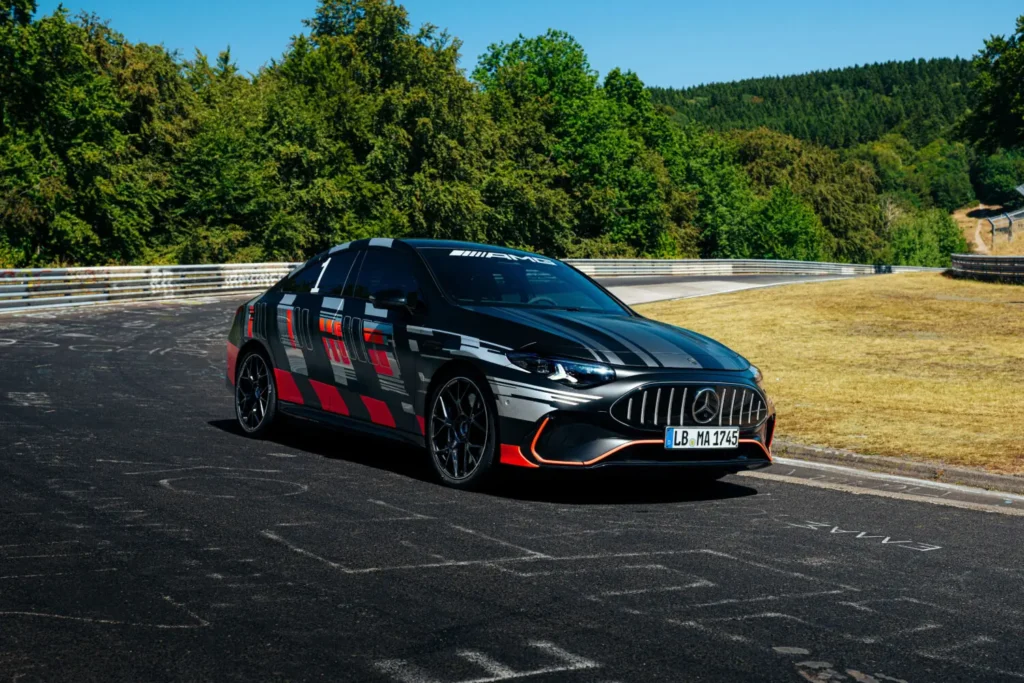 Vista frontal del nuevo Mercedes CLA 45 eléctrico realizando pruebas dinámicas en el circuito de Nürburgring.