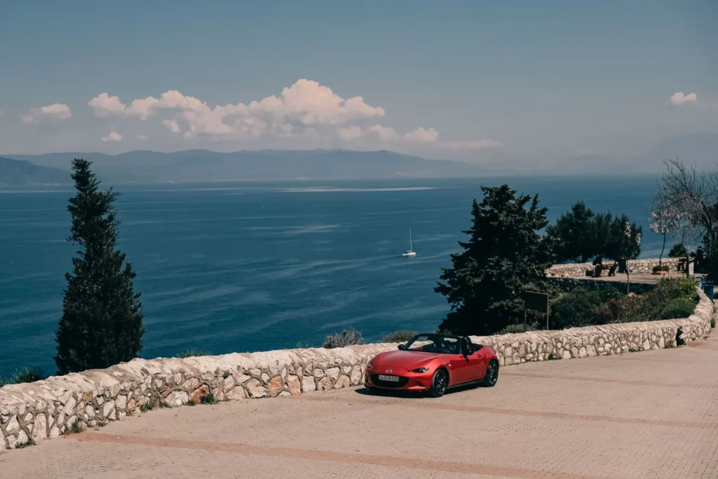 Deportivo Mazda MX-5 2.0 circulando por una carretera secundaria tras su retiro en el mercado europeo.