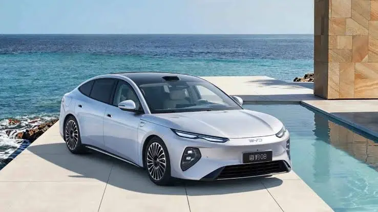 Embarque de automóviles eléctricos para exportación que impulsan el beneficio de BYD en el mercado global.