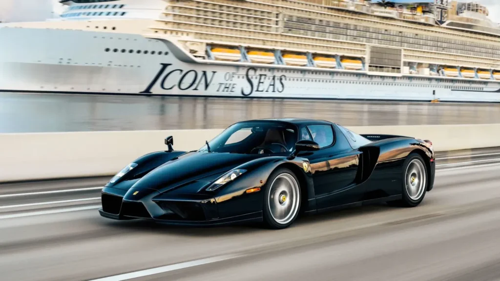 Superdeportivo negro Ferrari Enzo de 2004 expuesto en la subasta de The Quail.