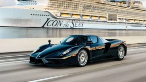 Superdeportivo negro Ferrari Enzo de 2004 expuesto en la subasta de The Quail.