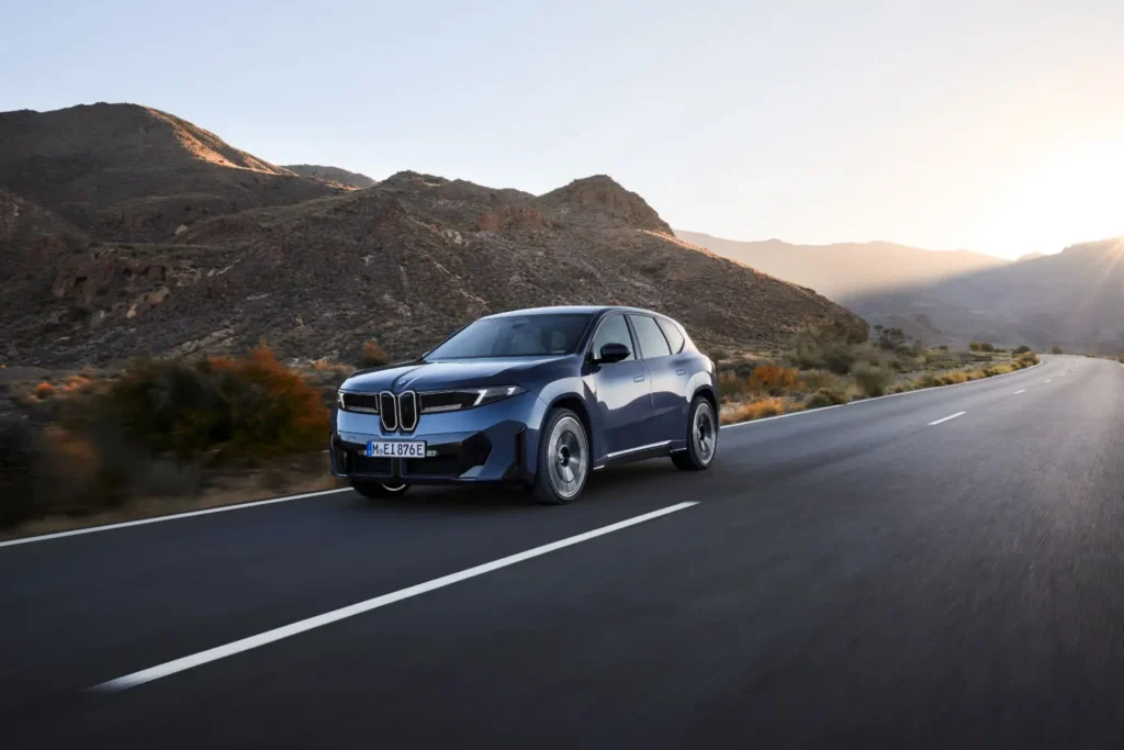 Demostración del paquete de seguridad activa BMW en el modelo iX3 detectando un ciclista en la vía.