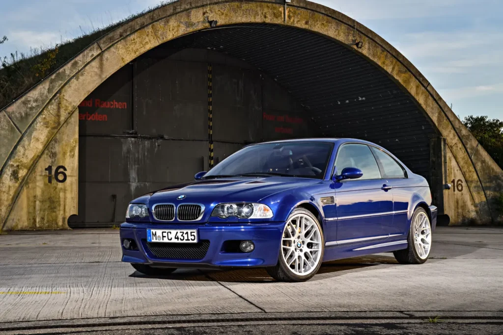 Mantenimiento de un BMW E46 clásico dentro del taller especializado de la red oficial de concesionarios.