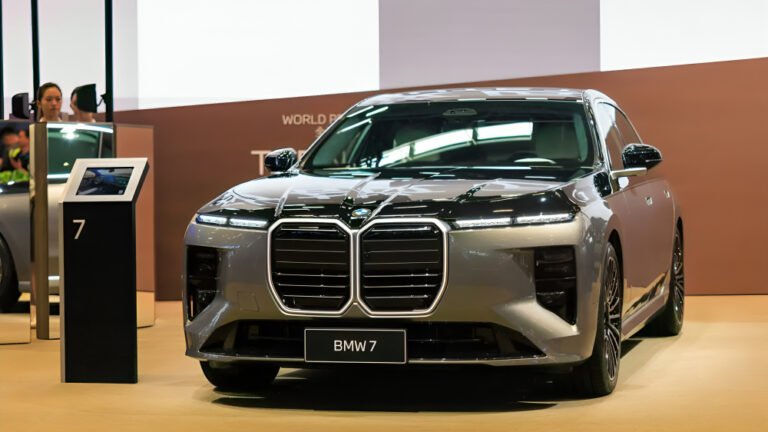 El precio del BMW 740 2027 parte de 101.350 dólares, pero opciones como el paquete Premiere pueden elevarlo hasta 151.480 dólares. Conoce los detalles.