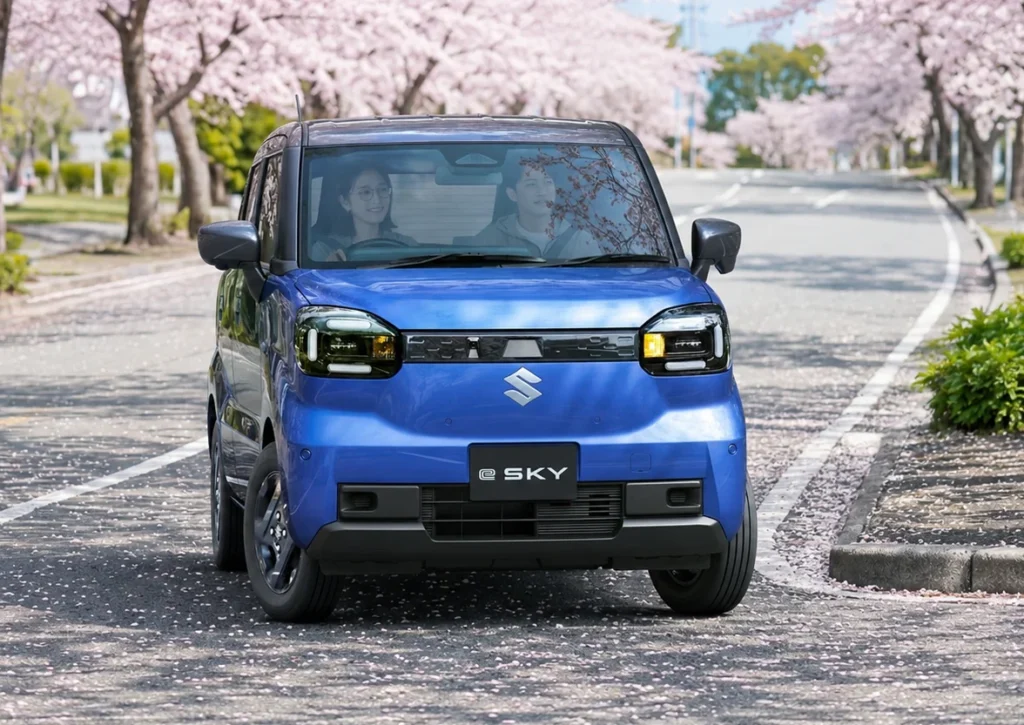 Suzuki e Sky, el primer kei car eléctrico de Suzuki, vista frontal y diseño compacto urbano