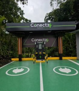 Estación de carga rápida en una vía ecuatoriana donde **CONECTZ inaugura nuevas electrolineras para fortalecer la movilidad eléctrica en Ecuador**.