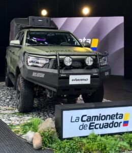 Exhibición de la primera Patrulla Militar Páramo 4x4 de La Camioneta de Ecuador en AutoShow 2026, con autoridades y vehículo blindado expuesto