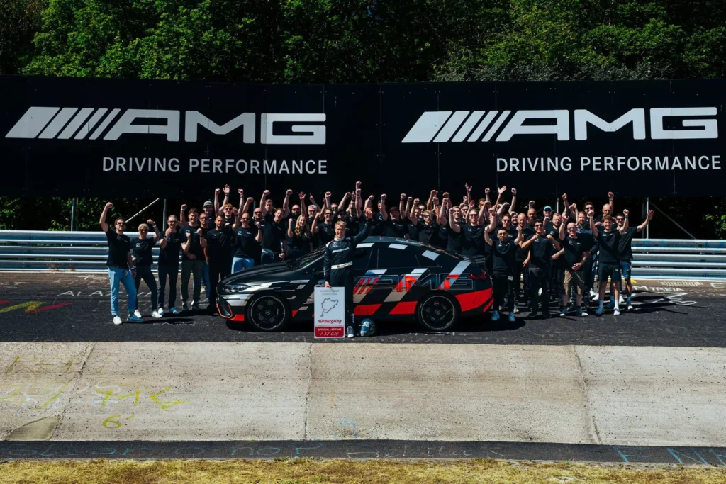 Mercedes-AMG CLA 45 eléctrico circulando por el circuito de Nürburgring Nordschleife