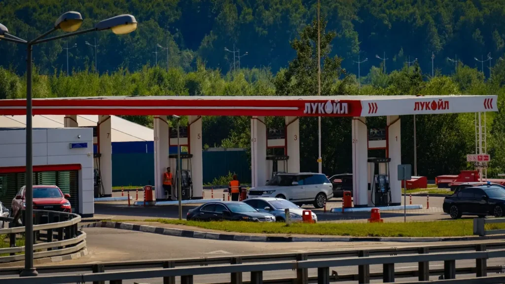 Análisis financiero y tasa de interés de referencia frente a los costes de combustible.