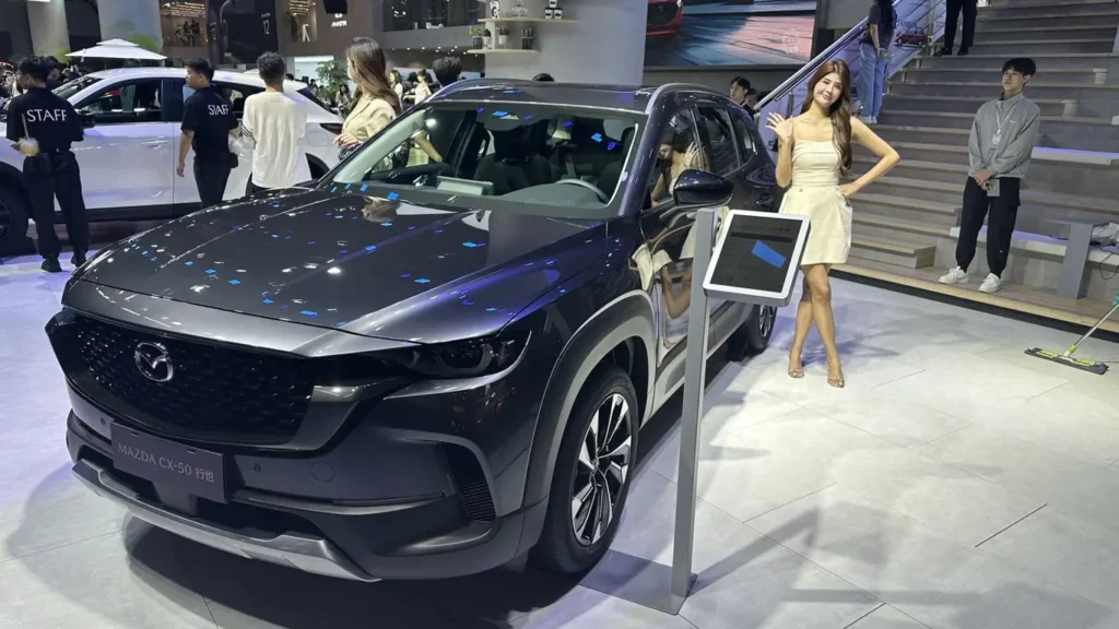 Estrategia de rediseño y crossovers grandes de Mazda en exhibición oficial.