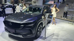 Estrategia de rediseño y crossovers grandes de Mazda en exhibición oficial.