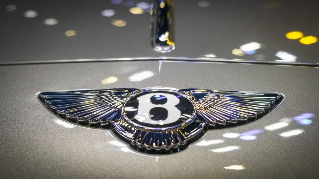 Estrategia comercial y planes de electrificación Bentley en el segmento de lujo.