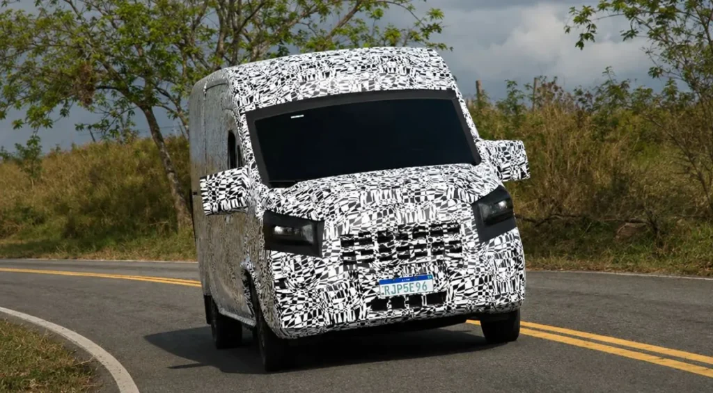 Boceto y prototipo comercial de la nueva furgoneta de Volkswagen y SAIC.