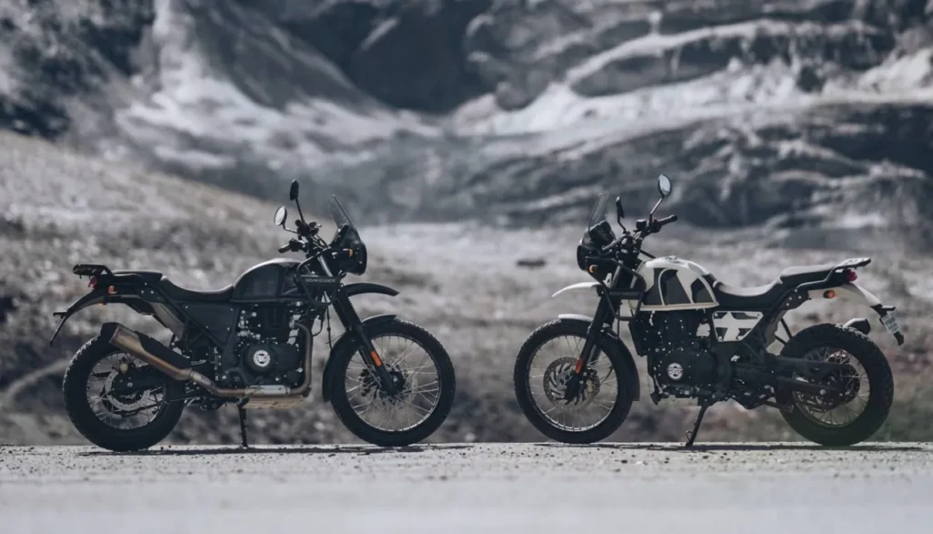 Fotografía lateral de la nueva motocicleta Royal Enfield Himalayan 440 rodando por un camino destapado.