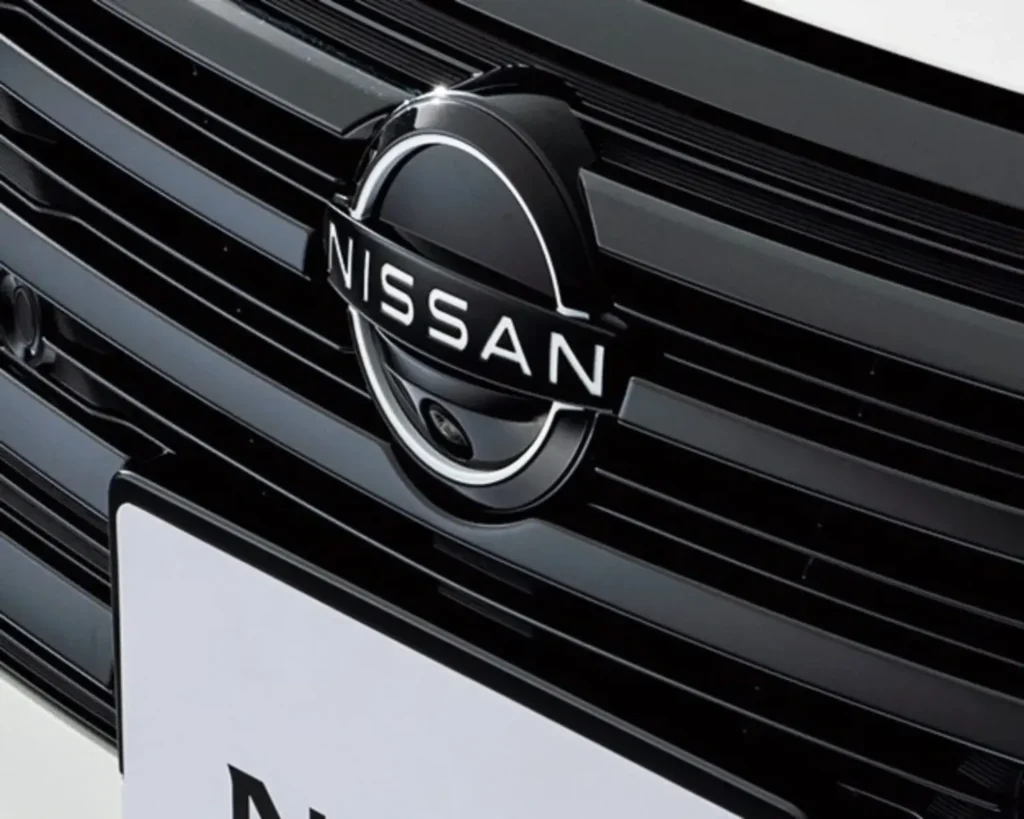Vehículo eléctrico en exhibición representando la caída en las ventas de Nissan durante 2026.