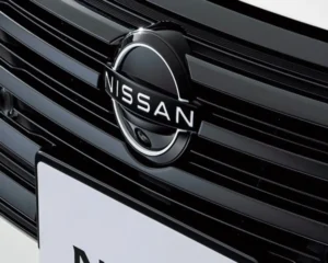 Vehículo eléctrico en exhibición representando la caída en las ventas de Nissan durante 2026.
