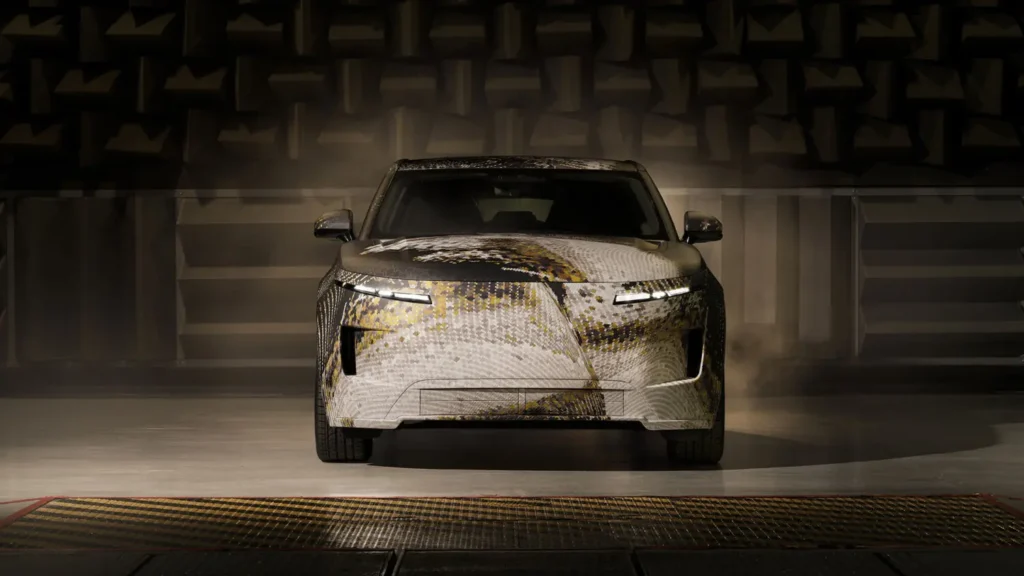 Prototipo del Range Rover GT eléctrico realizando pruebas dinámicas en el circuito de Nürburgring.