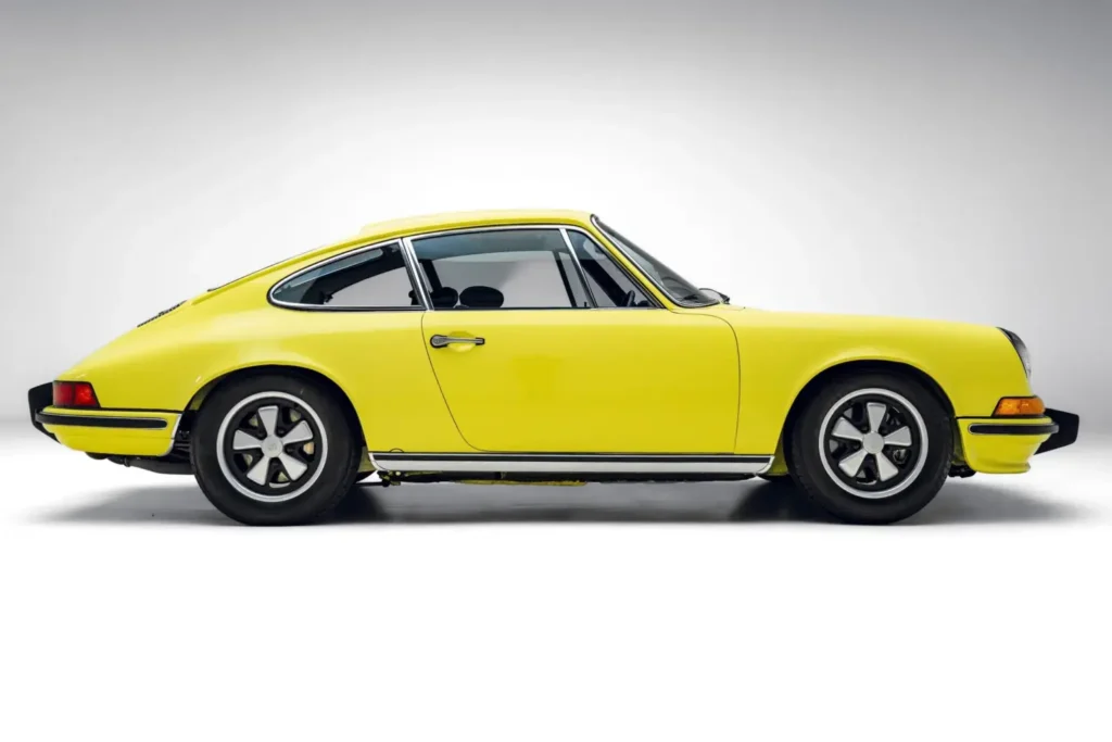 Vista tres cuartos del deportivo clásico en la Porsche 911S subasta en Bring a Trailer.