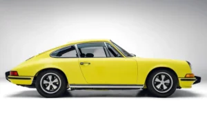 Vista tres cuartos del deportivo clásico en la Porsche 911S subasta en Bring a Trailer.
