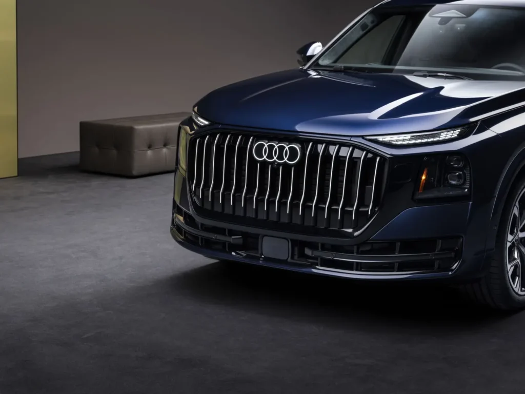 Vehículo de alta gama en producción reflejando la estrategia Audi combustión con motor híbrido V8.