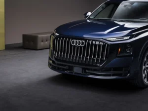 Vehículo de alta gama en producción reflejando la estrategia Audi combustión con motor híbrido V8.