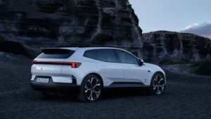 Vista lateral y posterior del Polestar 4 SUV mostrando la nueva luneta trasera y la carrocería familiar.