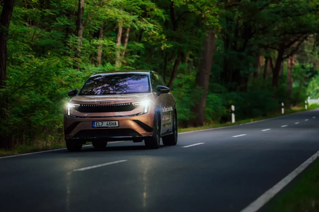 SUV eléctrico en carretera probando la autonomía Skoda Peaq supervisada por TÜV SÜD.