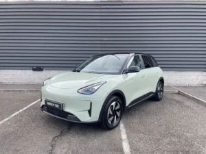 Vista exterior del compacto eléctrico Geely E2 en una presentación estática para el mercado español.