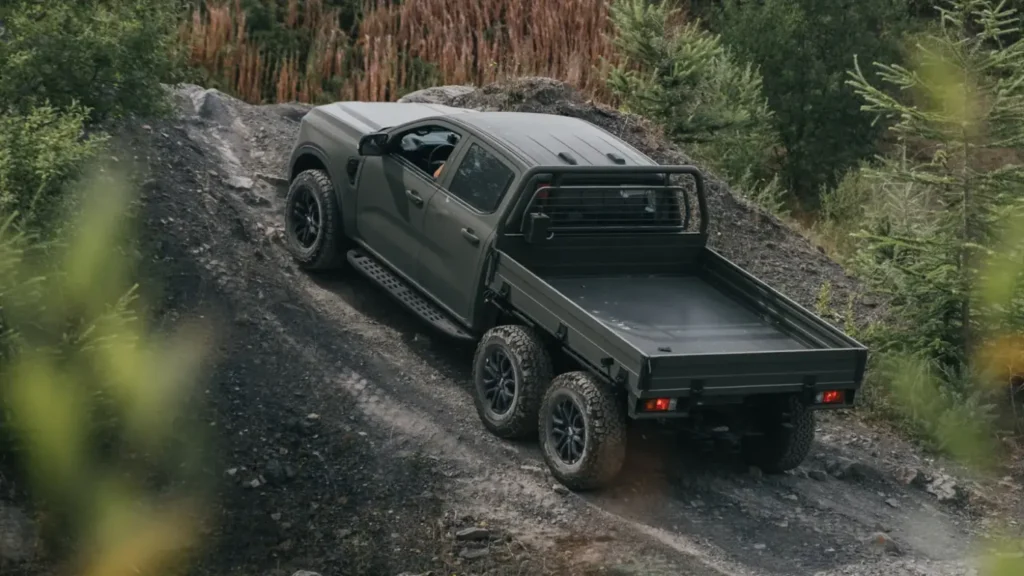 Vista lateral en terreno accidentado del vehículo militar que postula al contrato LMV británico Ford Ranger 6x6.