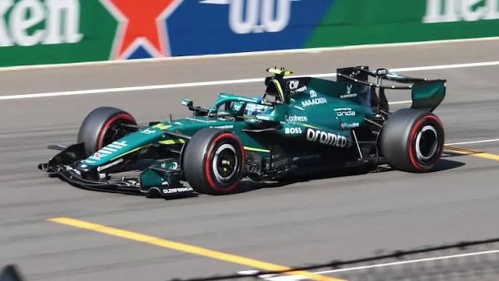 Monoplaza verde de Aston Martin en un circuito de Fórmula 1