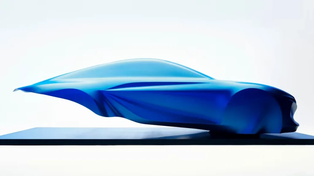 Escultura aerodinámica del futuro Alpine A110 eléctrico en París