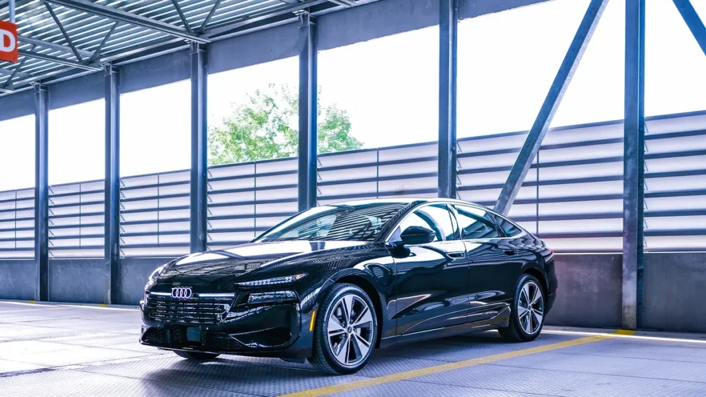 Audi A6 e-tron Sportback negro estacionado en un aparcamiento cubierto
