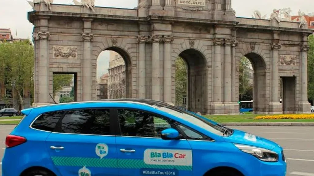Auto rotulado de BlaBlaCar frente a la Puerta de Alcalá en Madrid