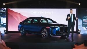 Berlina BMW Serie 7 con acabado de pintura bitono artesanal en Dubái