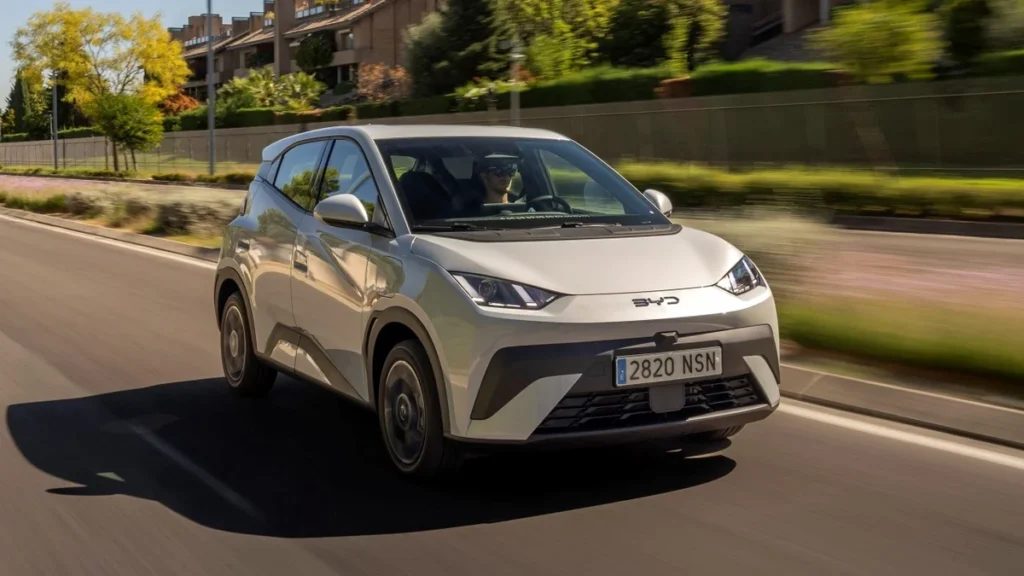 Nuevo vehículo urbano eléctrico BYD Dolphin Surf de cinco plazas