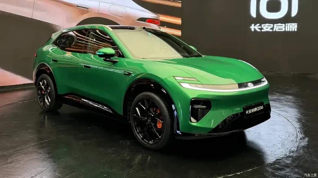 Changan Nevo Q06 verde exhibido en su presentación en China