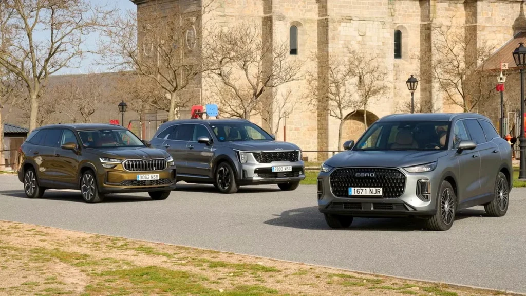 Comparativa de tres SUV grandes de siete plazas en carretera