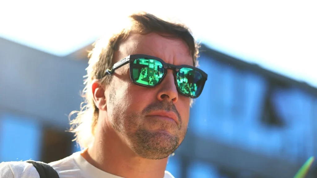 Fernando Alonso junto a representantes de la FIA y Honda en el paddock de Fórmula 1